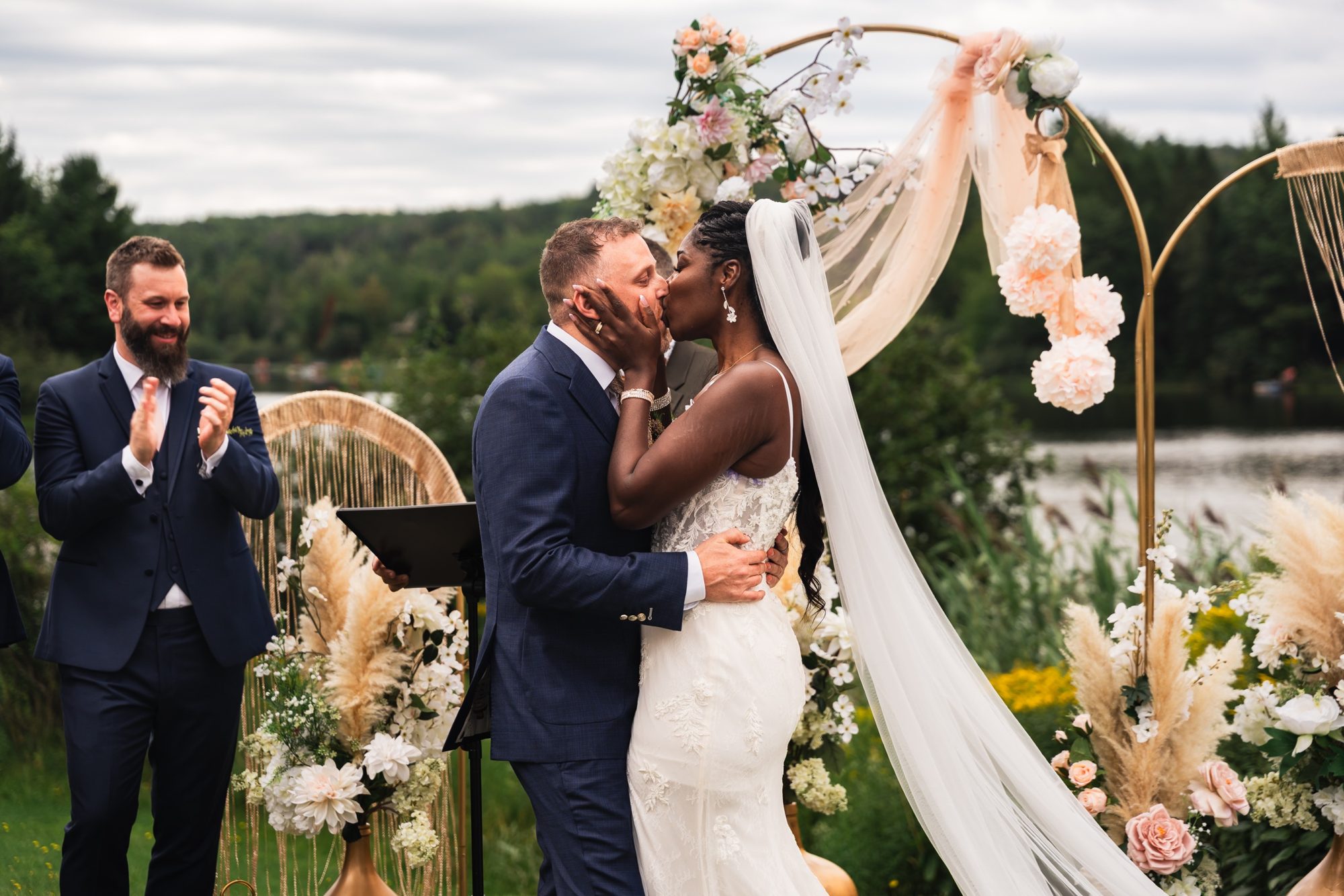 Le baiser de la cérémonie au bord du lac