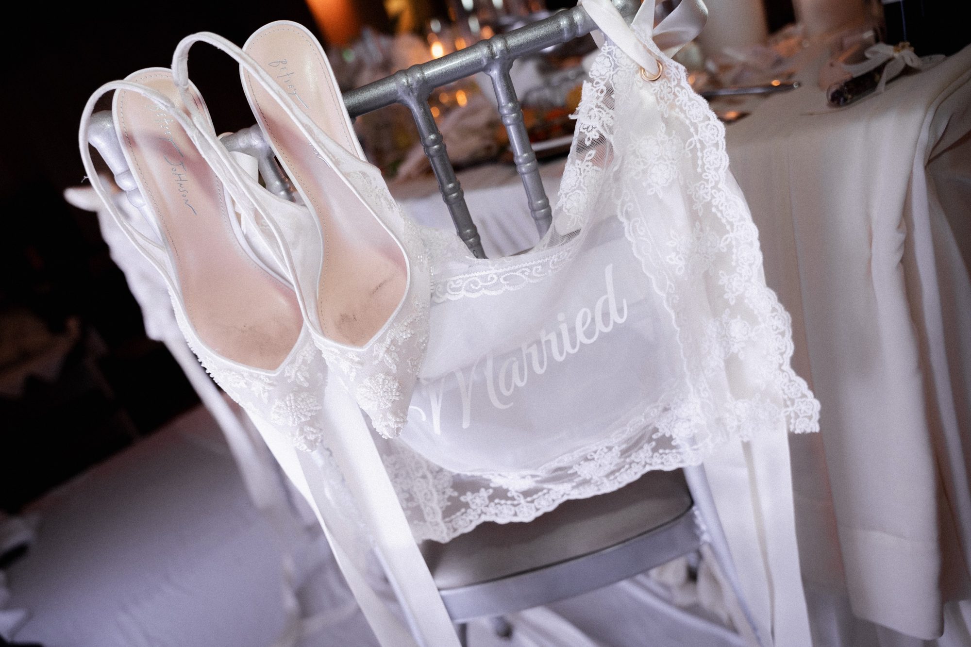 Les chaussures et le voile de la mariée sur une chaise