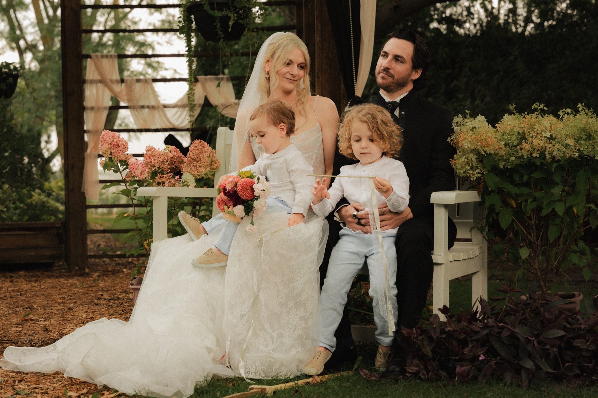 Les mariés et leurs enfants sur un banc
