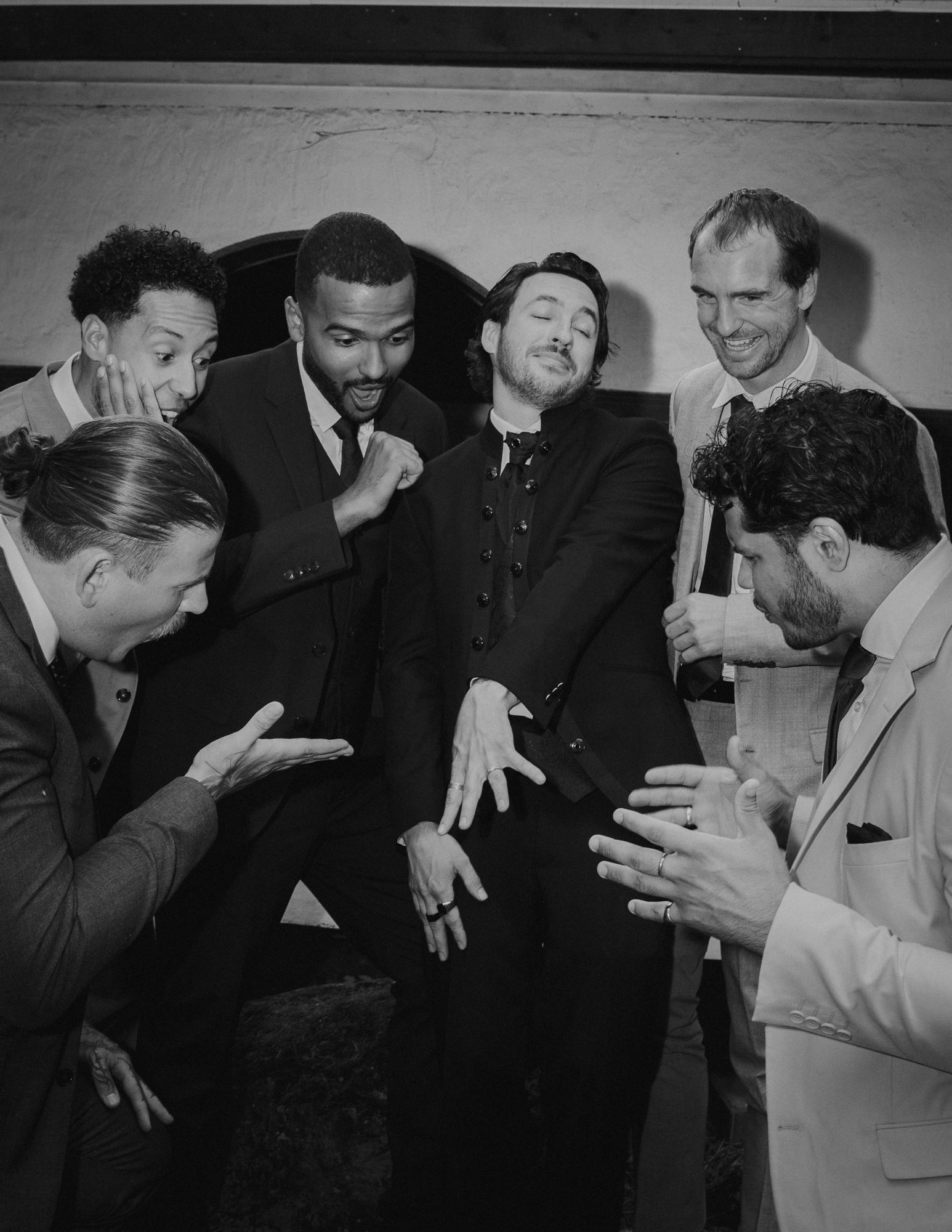 Le marié et ses amis qui rient, en noir et blanc