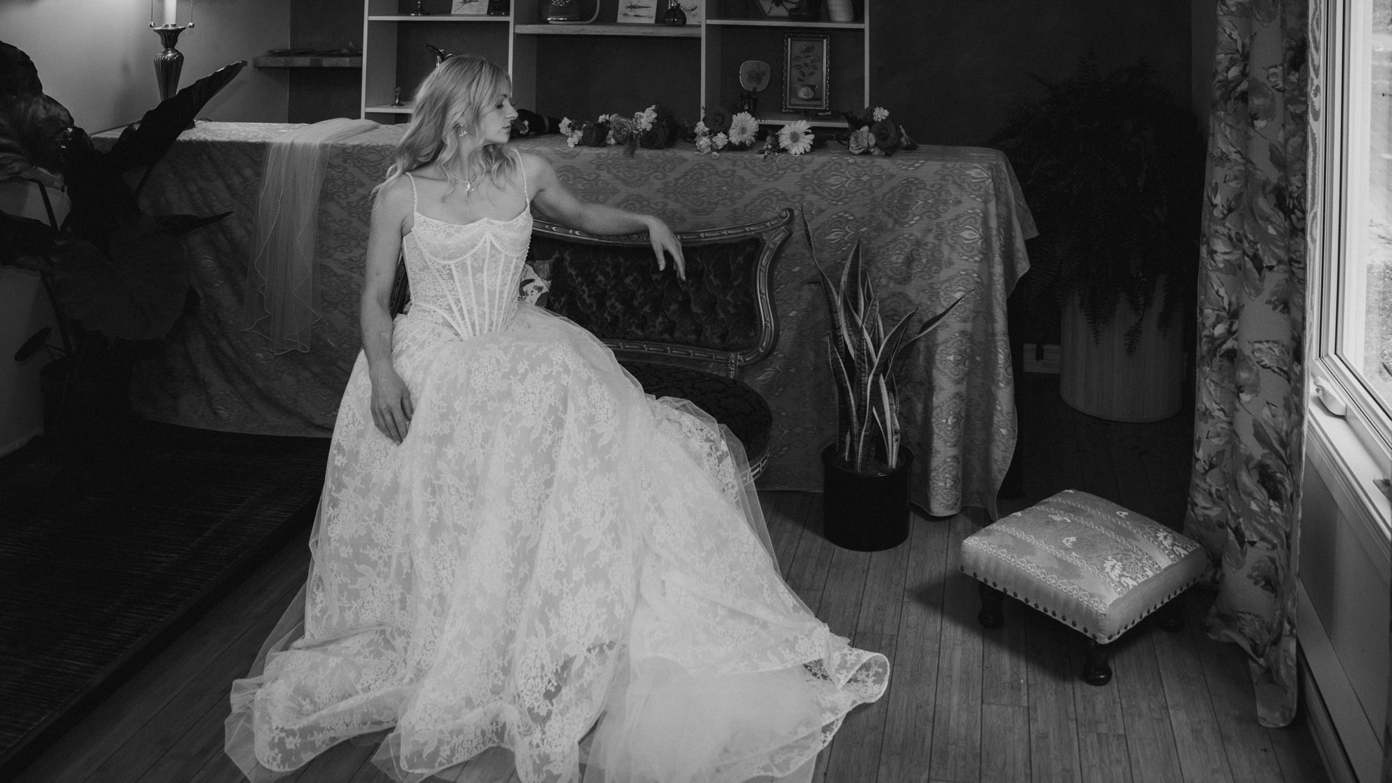 La mariée assise, en noir et blanc