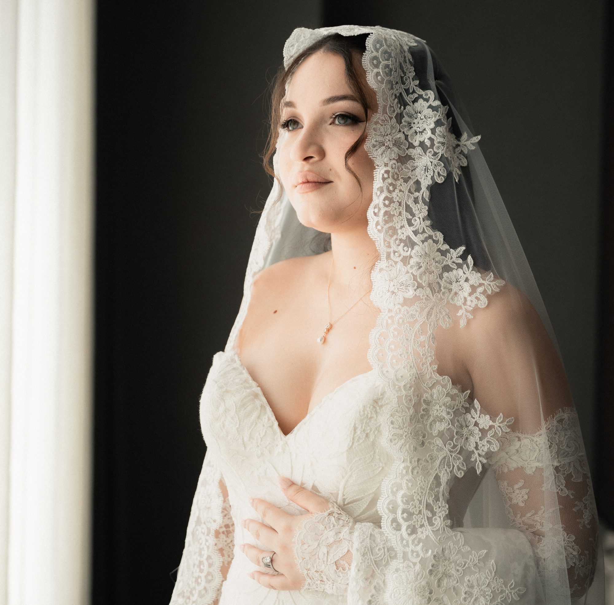 Portrait de la mariée sous son voile