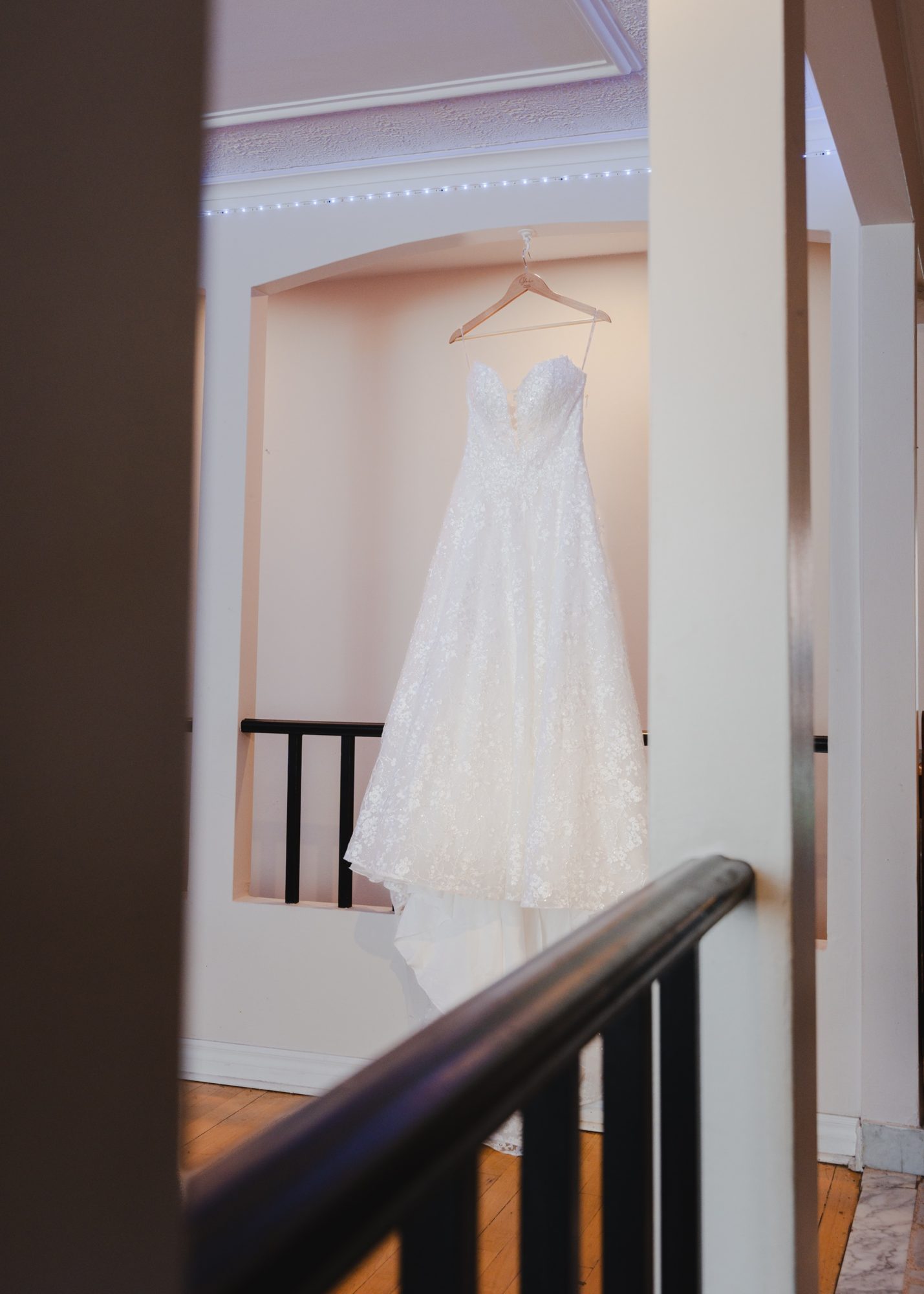 La robe de la mariée suspendue
